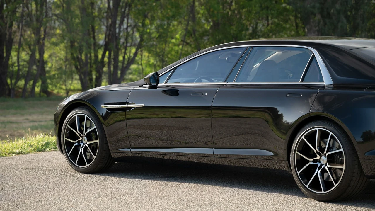 2017 Aston Martin Lagonda - Image 16 of 31