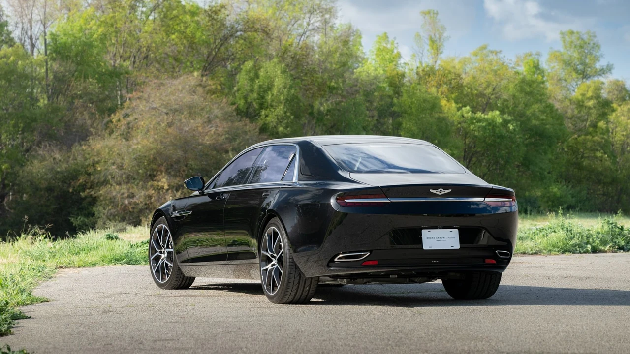 2017 Aston Martin Lagonda - Image 11 of 31