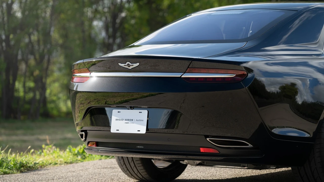 2017 Aston Martin Lagonda - Image 28 of 31