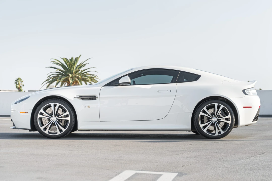 2017 Aston Martin V12 Vantage (2010-2018) - Image 4 of 31