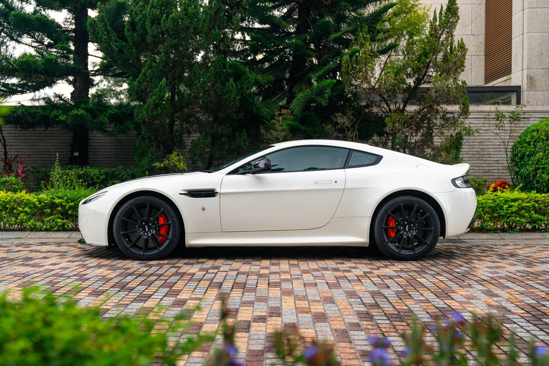 2017 Aston Martin V12 Vantage (2010-2018) - Image 4 of 21
