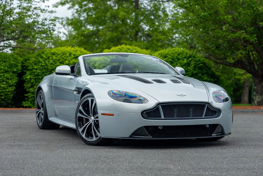 2017 Aston Martin V12 Vantage (2010-2018) - Image 2 of 31