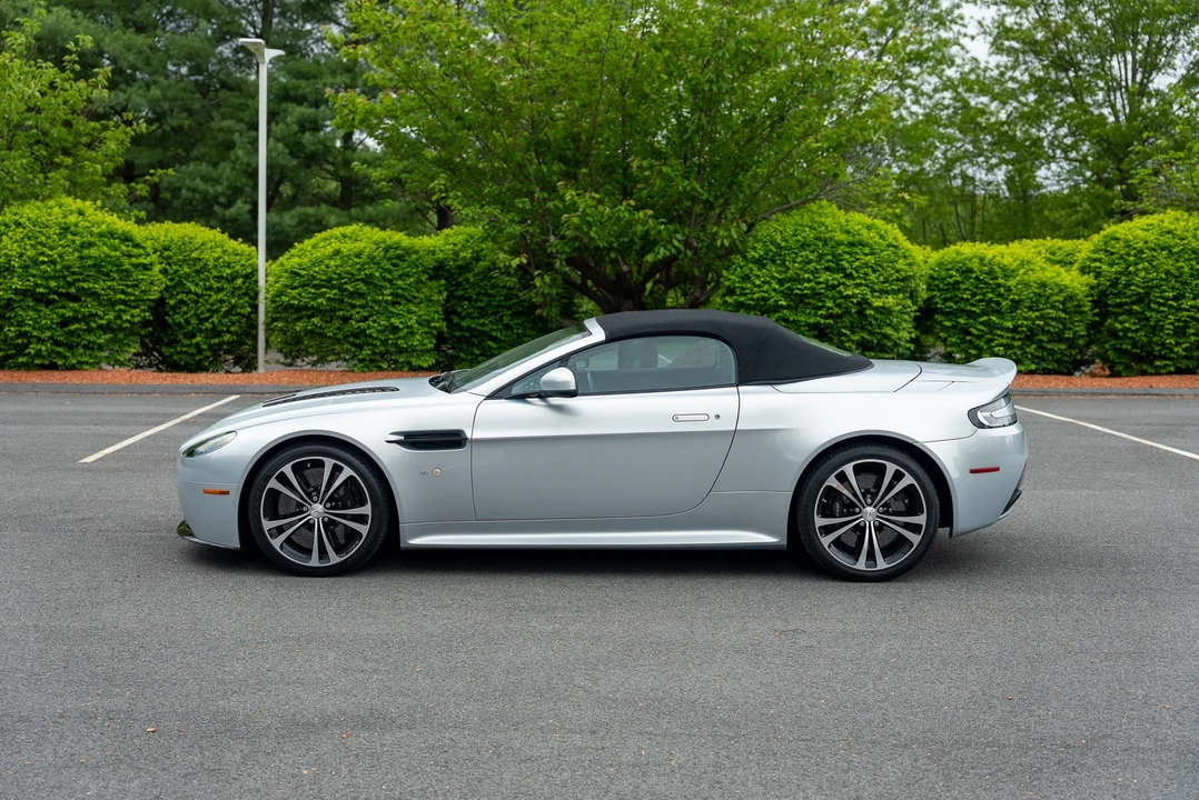 2017 Aston Martin V12 Vantage (2010-2018) - Image 25 of 31