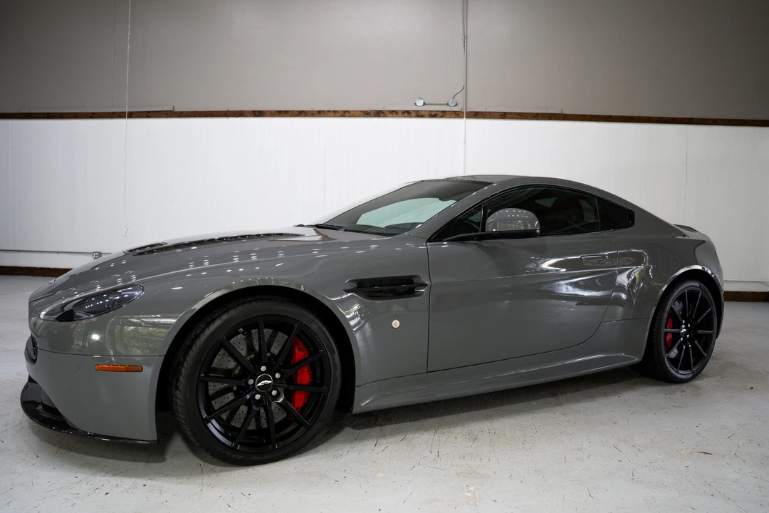 2017 Aston Martin V12 Vantage (2010-2018) - Image 2 of 31