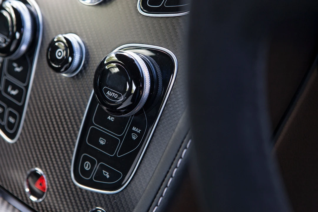 2017 Aston Martin V8 Vantage (2006-2017) - Image 23 of 31