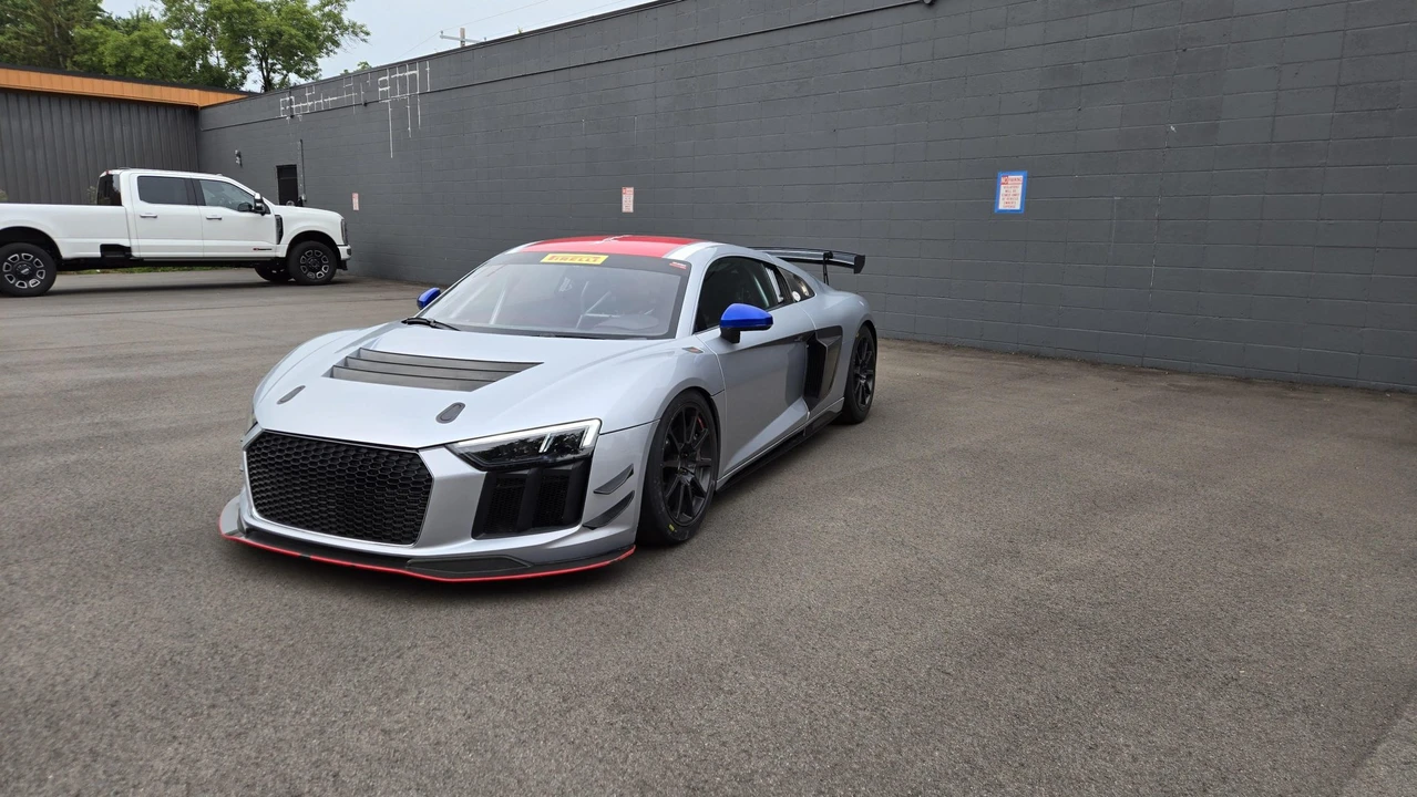 2017 Audi 4S R8 - Image 2 of 31