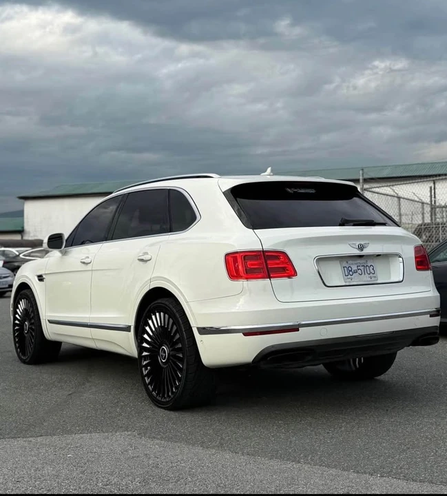 2017 Bentley Bentayga - Image 4 of 11