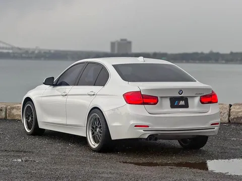 2017 BMW 3 Series 330i Sedan 4D