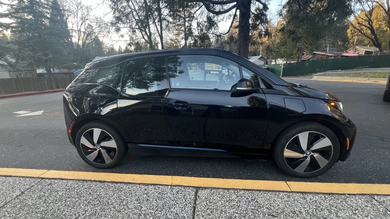 2017 BMW i3 - Image 11 of 13
