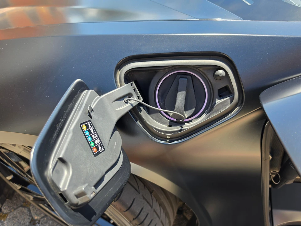 2017 BMW i8 - Image 24 of 31