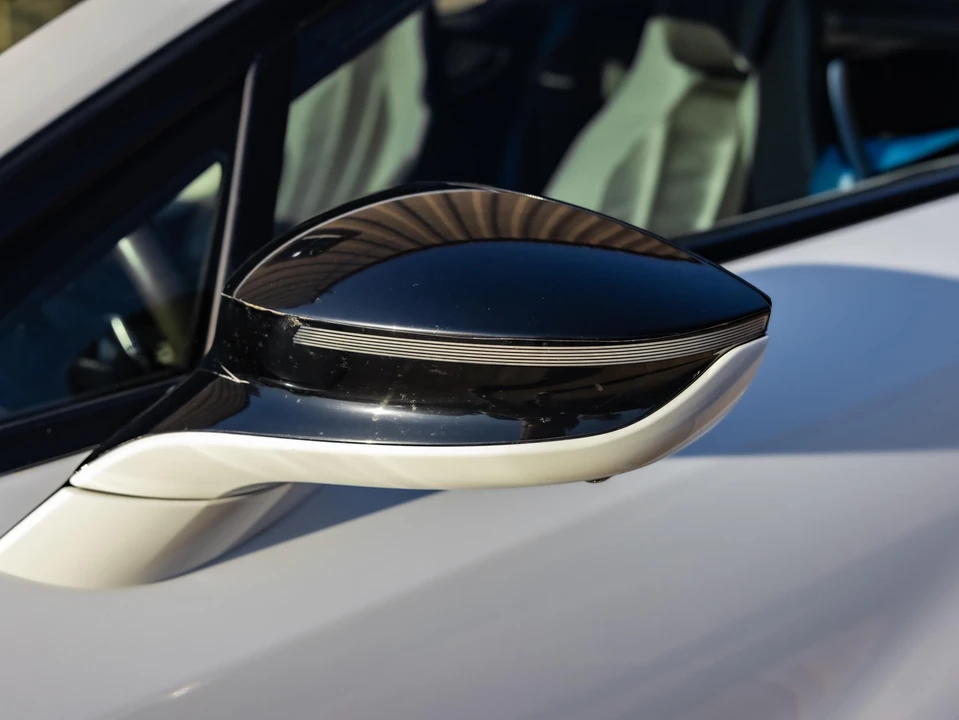 2017 BMW i8 - Image 23 of 31