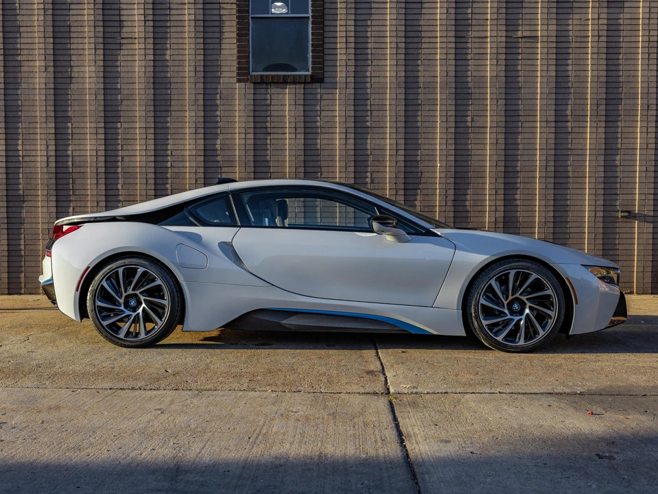 2017 BMW i8 - Image 13 of 31