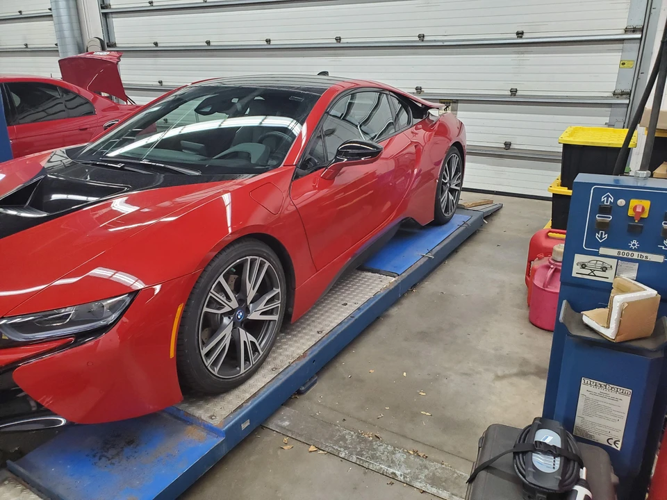 2017 BMW i8 - Image 28 of 31