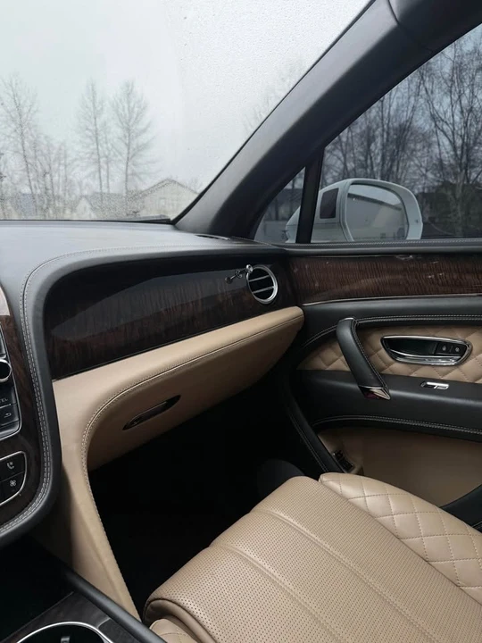 2017 Bentley Bentayga - Image 14 of 17
