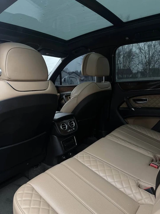 2017 Bentley Bentayga - Image 16 of 17