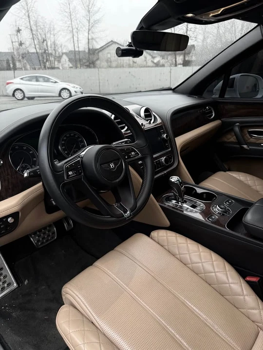 2017 Bentley Bentayga - Image 10 of 17