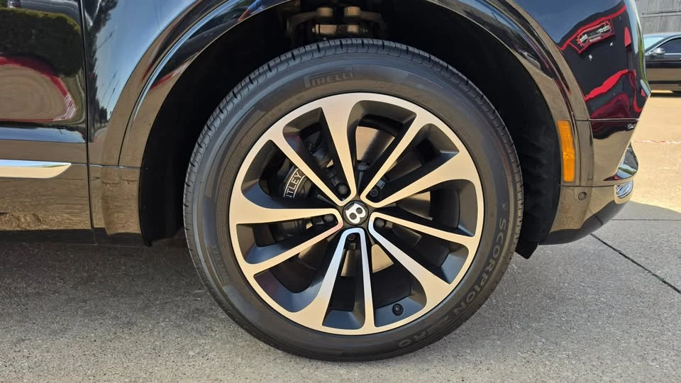 2017 Bentley Bentayga - Image 16 of 20