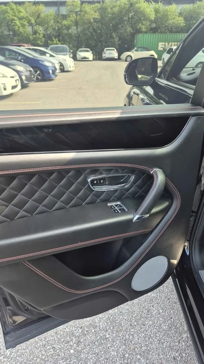 2017 Bentley Bentayga - Image 8 of 14