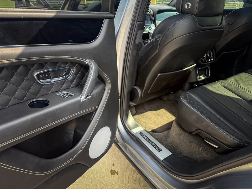 2017 Bentley Bentayga - Image 16 of 18