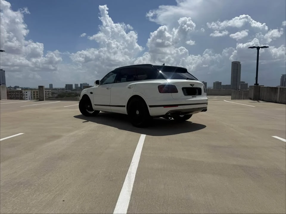 2017 Bentley Bentayga - Image 4 of 18