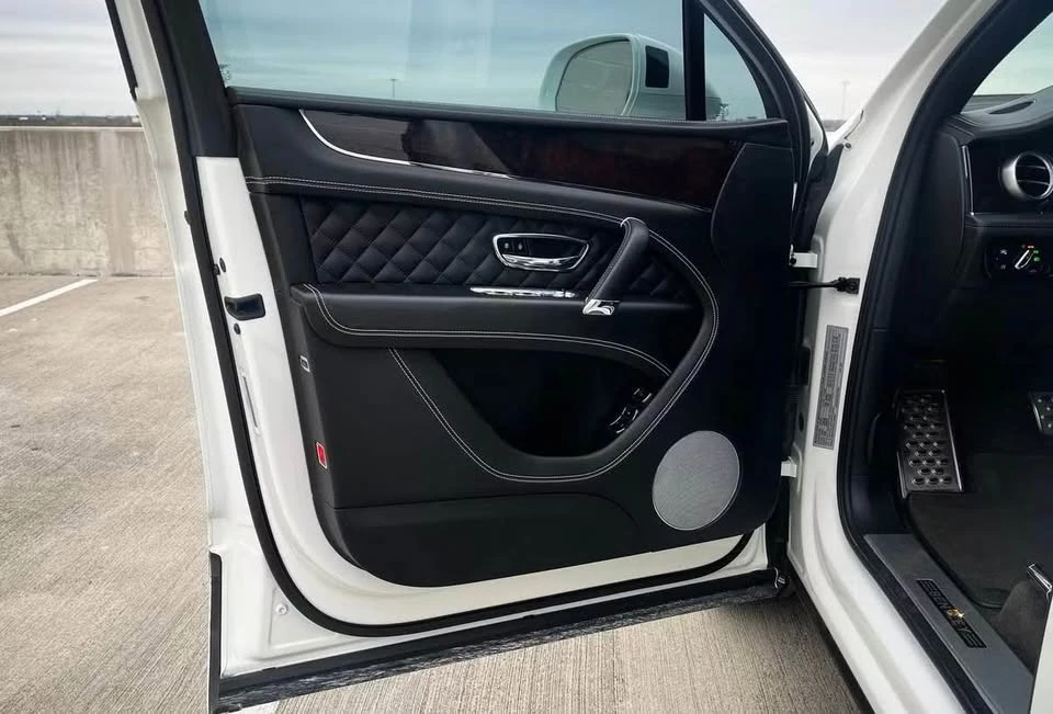 2017 Bentley Bentayga - Image 17 of 18