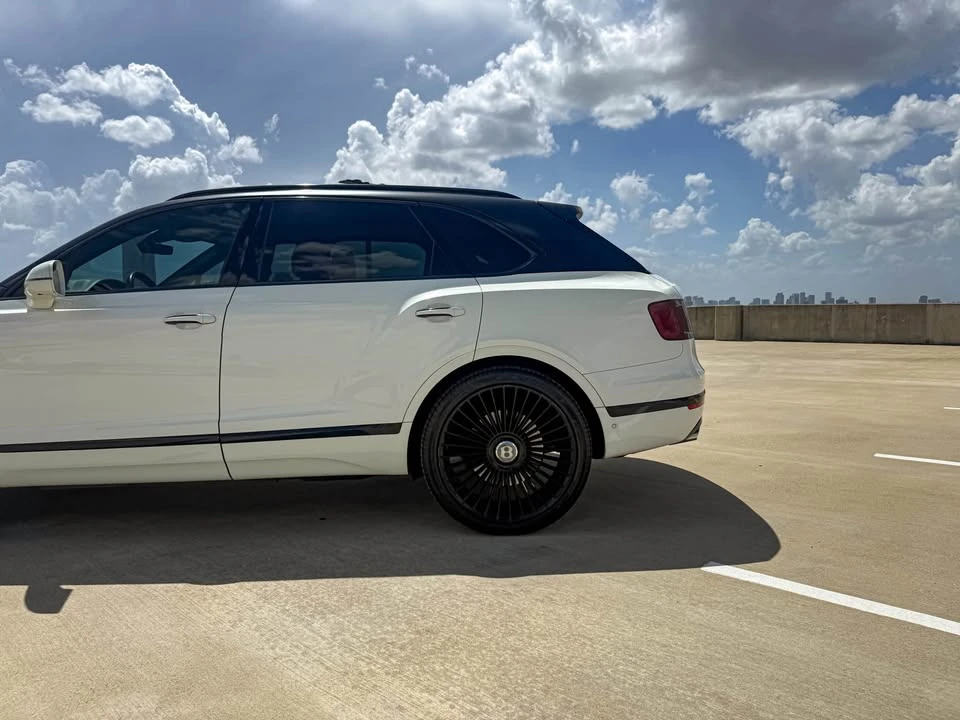 2017 Bentley Bentayga - Image 7 of 18