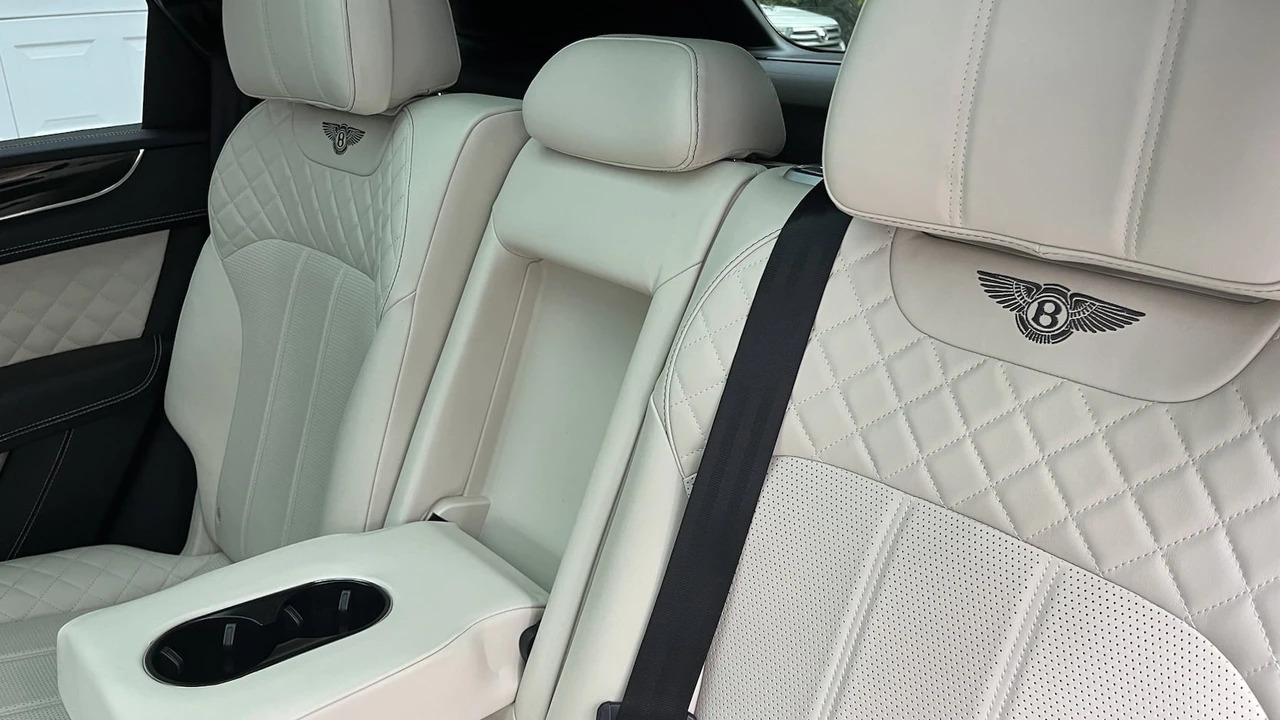 2017 Bentley Bentayga - Image 7 of 19