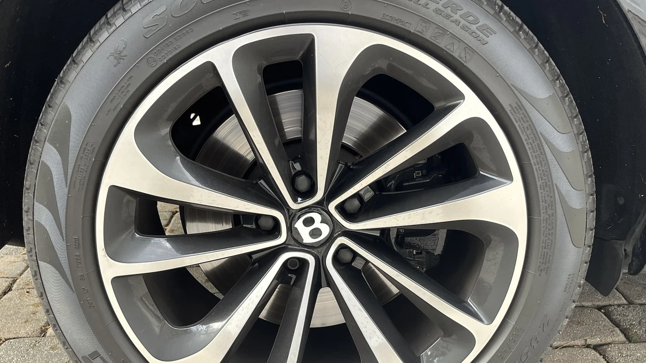 2017 Bentley Bentayga - Image 13 of 19