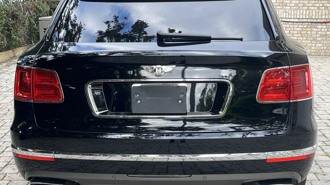 2017 Bentley Bentayga - Image 17 of 19