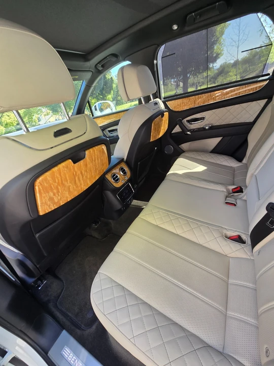 2017 Bentley Bentayga - Image 17 of 21