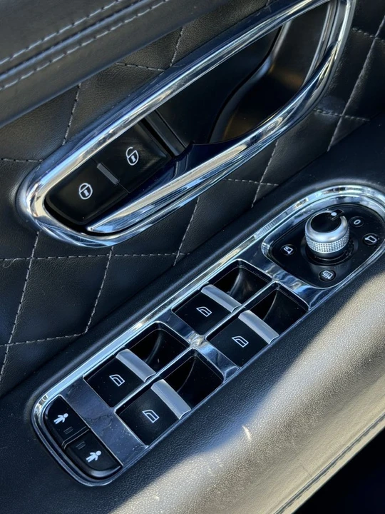 2017 Bentley Bentayga - Image 25 of 31