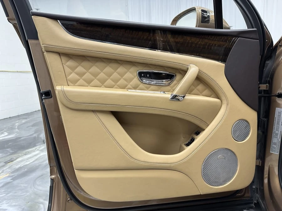 2017 Bentley Bentayga - Image 19 of 27