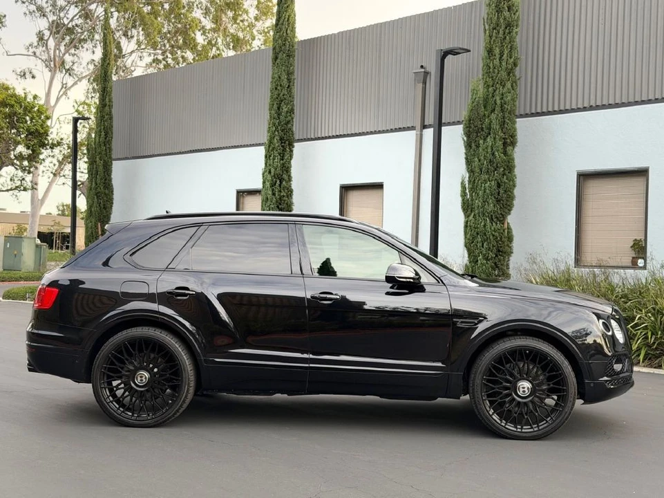 2017 Bentley Bentayga - Image 8 of 21