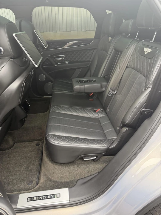 2017 Bentley Bentayga - Image 29 of 31