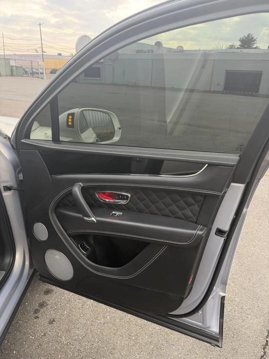 2017 Bentley Bentayga - Image 21 of 31