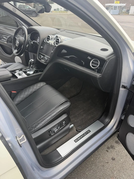 2017 Bentley Bentayga - Image 20 of 31