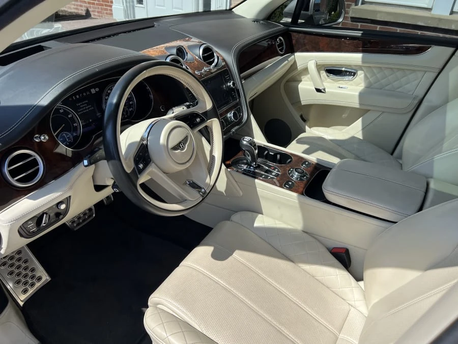 2017 Bentley Bentayga - Image 4 of 8