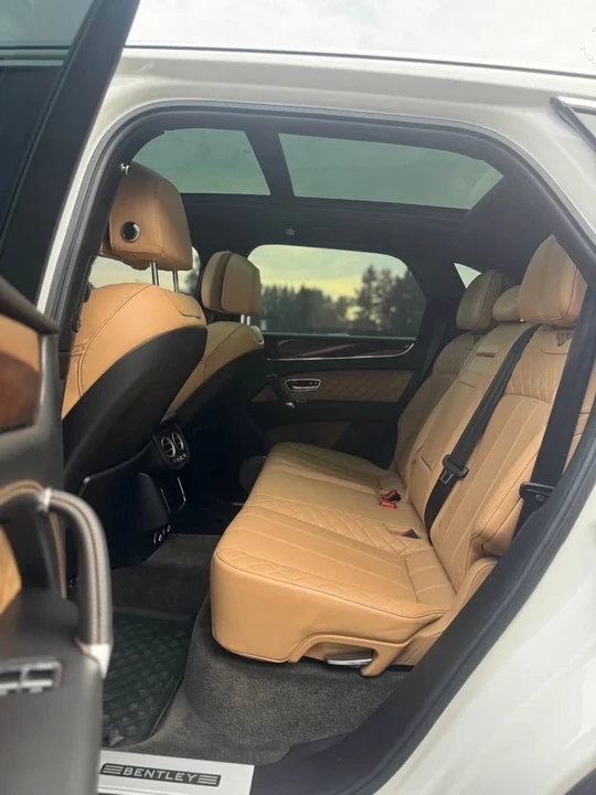 2017 Bentley Bentayga - Image 9 of 15