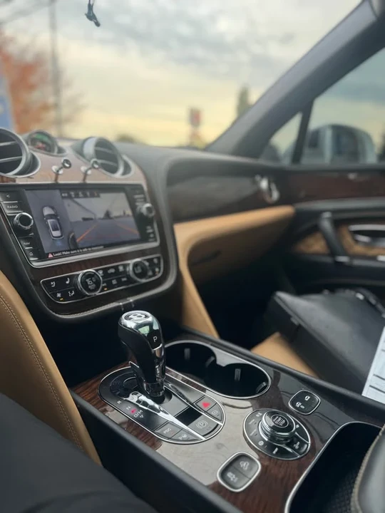 2017 Bentley Bentayga - Image 10 of 15