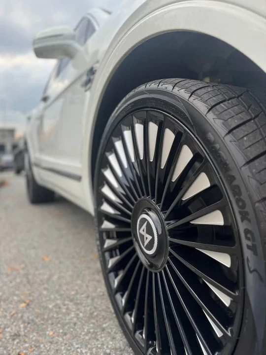 2017 Bentley Bentayga - Image 14 of 15