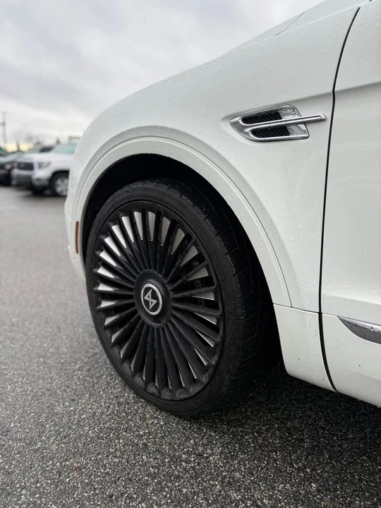2017 Bentley Bentayga - Image 6 of 12