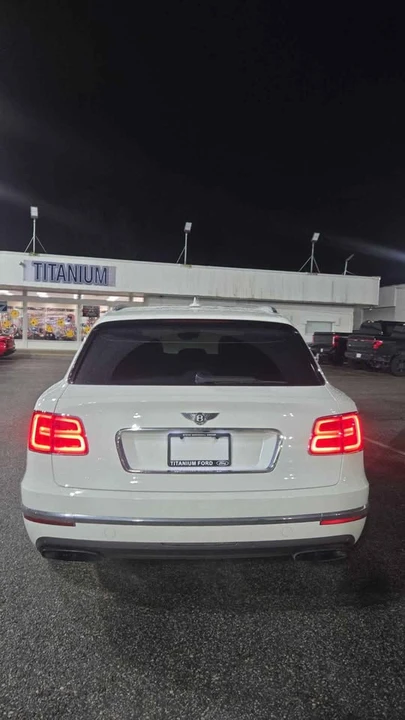 2017 Bentley Bentayga - Image 5 of 12