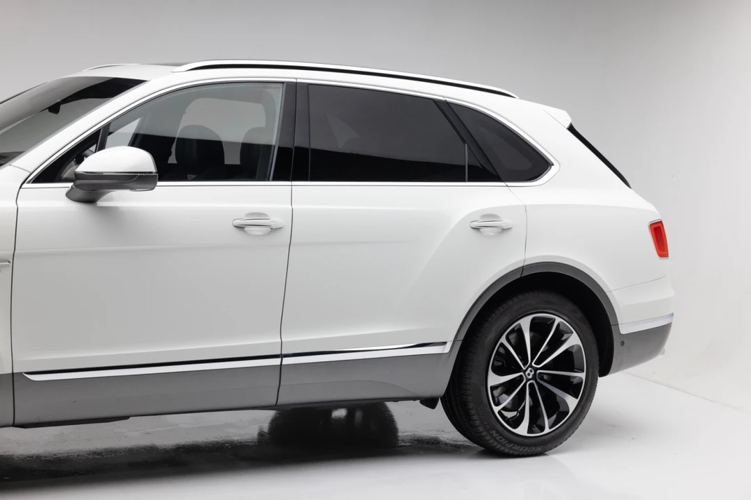 2017 Bentley Bentayga - Image 29 of 31