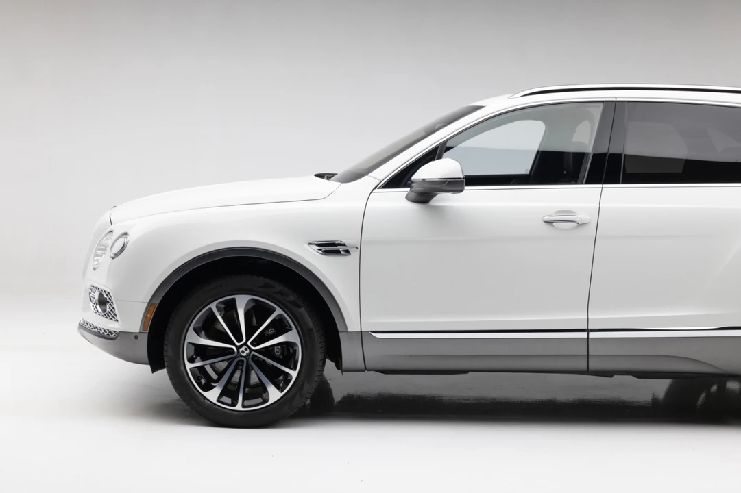 2017 Bentley Bentayga - Image 17 of 31
