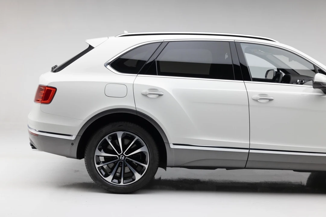 2017 Bentley Bentayga - Image 21 of 31