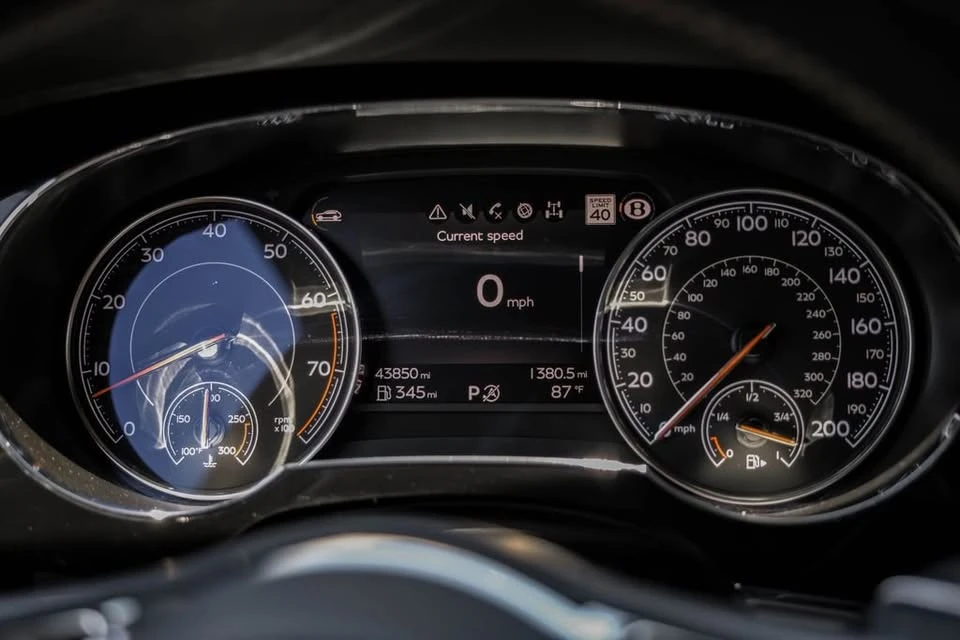 2017 Bentley Bentayga - Image 16 of 18