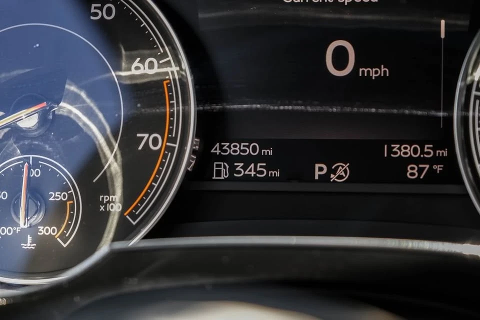 2017 Bentley Bentayga - Image 17 of 18