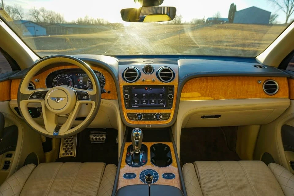 2017 Bentley Bentayga - Image 10 of 20