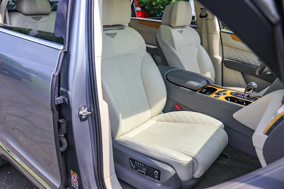 2017 Bentley Bentayga - Image 18 of 20