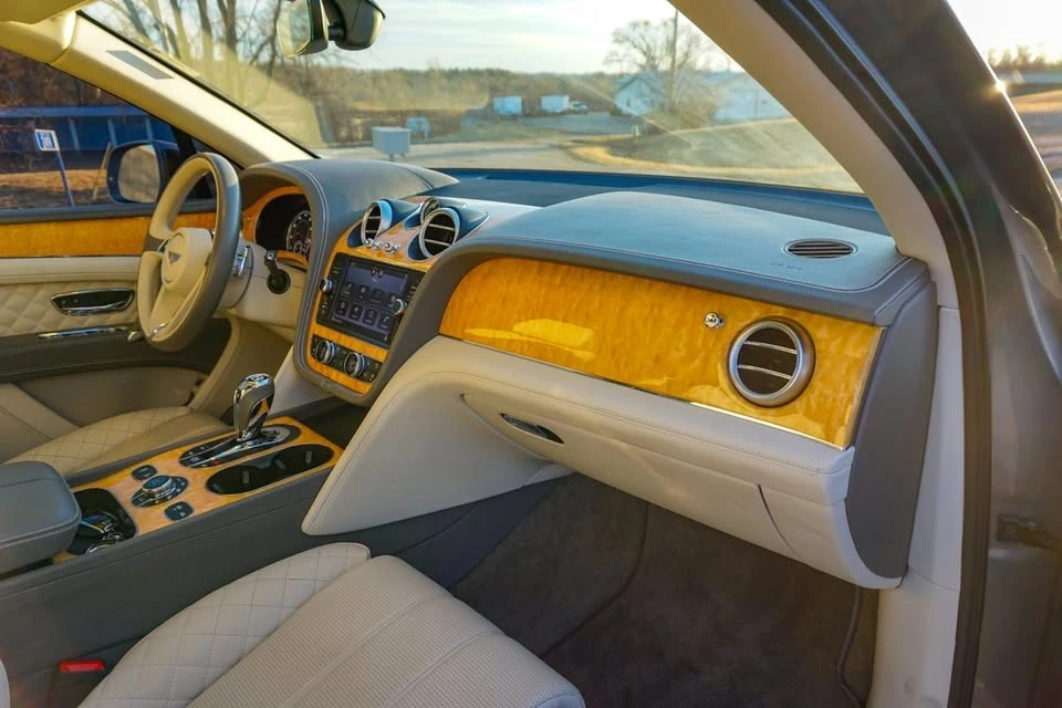 2017 Bentley Bentayga - Image 19 of 20